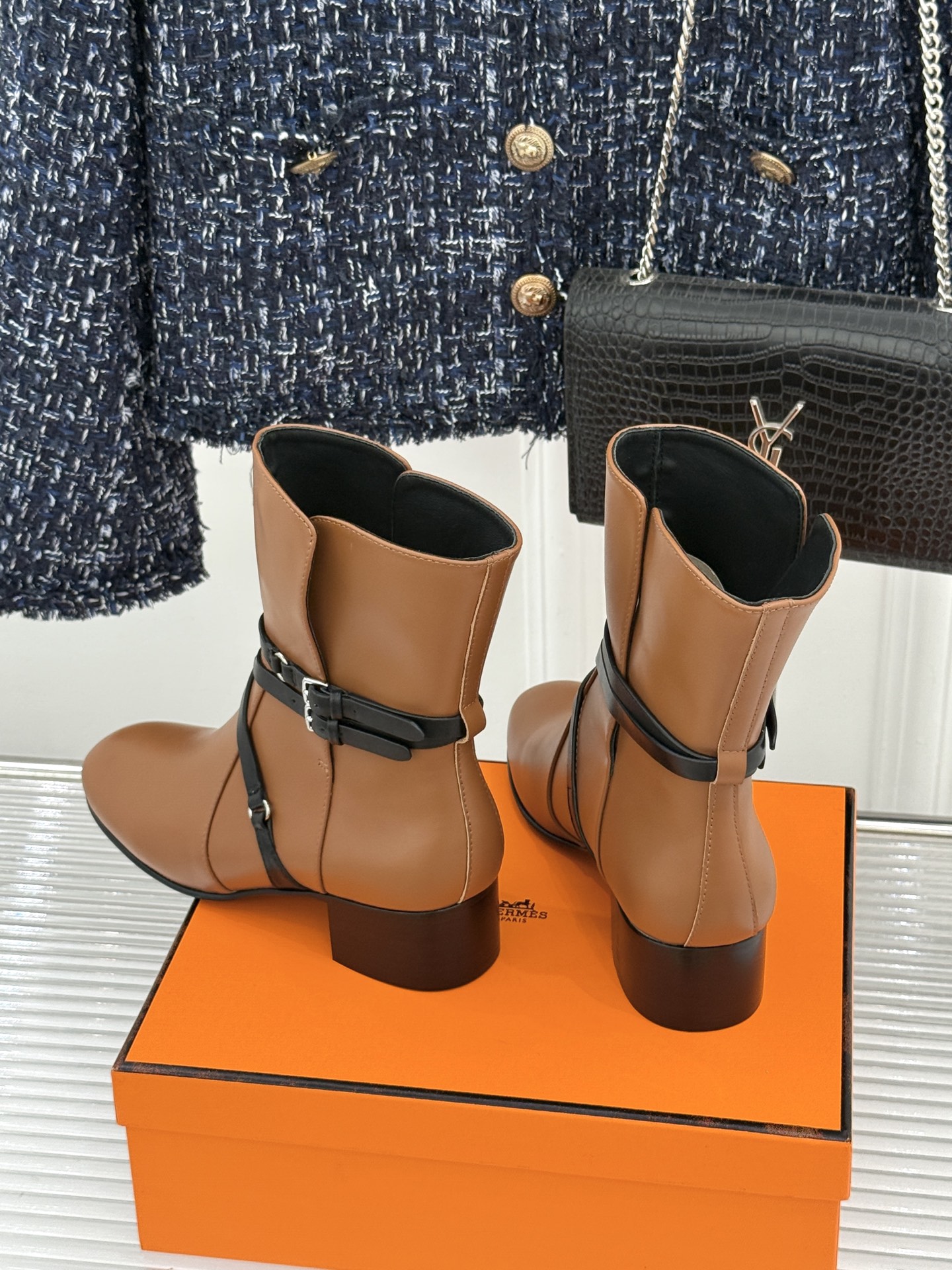 Hermès/爱马仕26WF新品 皮带扣粗跟机车靴靴短靴 交叉皮带扣锁死高级感 粗跟稳踏暴走不累脚 小牛皮质感超细腻 短 Hermès/爱马仕26WF新品 皮带扣粗跟机车靴靴短靴 交叉皮带扣锁死高级感 粗跟稳踏暴走不累脚 小牛皮质感超细腻 短