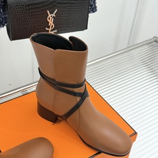 Hermès/爱马仕26WF新品 皮带扣粗跟机车靴靴短靴 交叉皮带扣锁死高级感 粗跟稳踏暴走不累脚 小牛皮质感超细腻 短 Hermès/爱马仕26WF新品 皮带扣粗跟机车靴靴短靴 交叉皮带扣锁死高级感 粗跟稳踏暴走不累脚 小牛皮质感超细腻 短