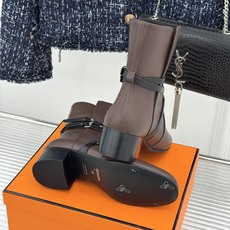 Hermès/爱马仕26WF新品 皮带扣粗跟机车靴靴短靴 交叉皮带扣锁死高级感 粗跟稳踏暴走不累脚 小牛皮质感超细腻 短 Hermès/爱马仕26WF新品 皮带扣粗跟机车靴靴短靴 交叉皮带扣锁死高级感 粗跟稳踏暴走不累脚 小牛皮质感超细腻 短