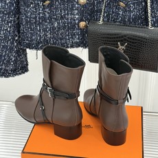 Hermès/爱马仕26WF新品 皮带扣粗跟机车靴靴短靴 交叉皮带扣锁死高级感 粗跟稳踏暴走不累脚 小牛皮质感超细腻 短 Hermès/爱马仕26WF新品 皮带扣粗跟机车靴靴短靴 交叉皮带扣锁死高级感 粗跟稳踏暴走不累脚 小牛皮质感超细腻 短