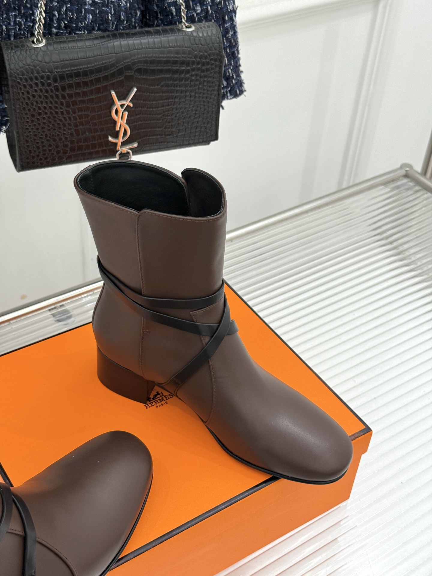 Hermès/爱马仕26WF新品 皮带扣粗跟机车靴靴短靴 交叉皮带扣锁死高级感 粗跟稳踏暴走不累脚 小牛皮质感超细腻 短 Hermès/爱马仕26WF新品 皮带扣粗跟机车靴靴短靴 交叉皮带扣锁死高级感 粗跟稳踏暴走不累脚 小牛皮质感超细腻 短