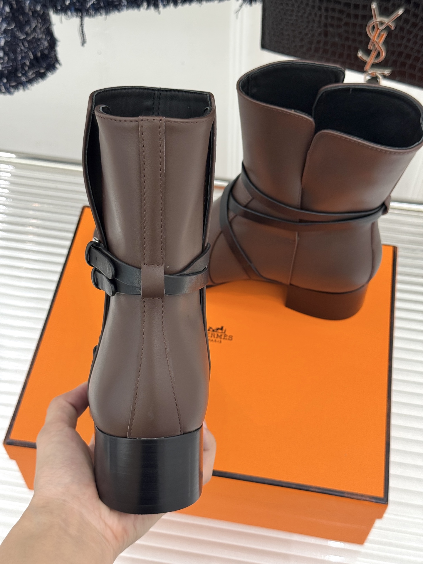 Hermès/爱马仕26WF新品 皮带扣粗跟机车靴靴短靴 交叉皮带扣锁死高级感 粗跟稳踏暴走不累脚 小牛皮质感超细腻 短 Hermès/爱马仕26WF新品 皮带扣粗跟机车靴靴短靴 交叉皮带扣锁死高级感 粗跟稳踏暴走不累脚 小牛皮质感超细腻 短
