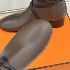 Hermès/爱马仕26WF新品 皮带扣粗跟机车靴靴短靴 交叉皮带扣锁死高级感 粗跟稳踏暴走不累脚 小牛皮质感超细腻 短 Hermès/爱马仕26WF新品 皮带扣粗跟机车靴靴短靴 交叉皮带扣锁死高级感 粗跟稳踏暴走不累脚 小牛皮质感超细腻 短