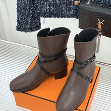 Hermès/爱马仕26WF新品 皮带扣粗跟机车靴靴短靴 交叉皮带扣锁死高级感 粗跟稳踏暴走不累脚 小牛皮质感超细腻 短 Hermès/爱马仕26WF新品 皮带扣粗跟机车靴靴短靴 交叉皮带扣锁死高级感 粗跟稳踏暴走不累脚 小牛皮质感超细腻 短