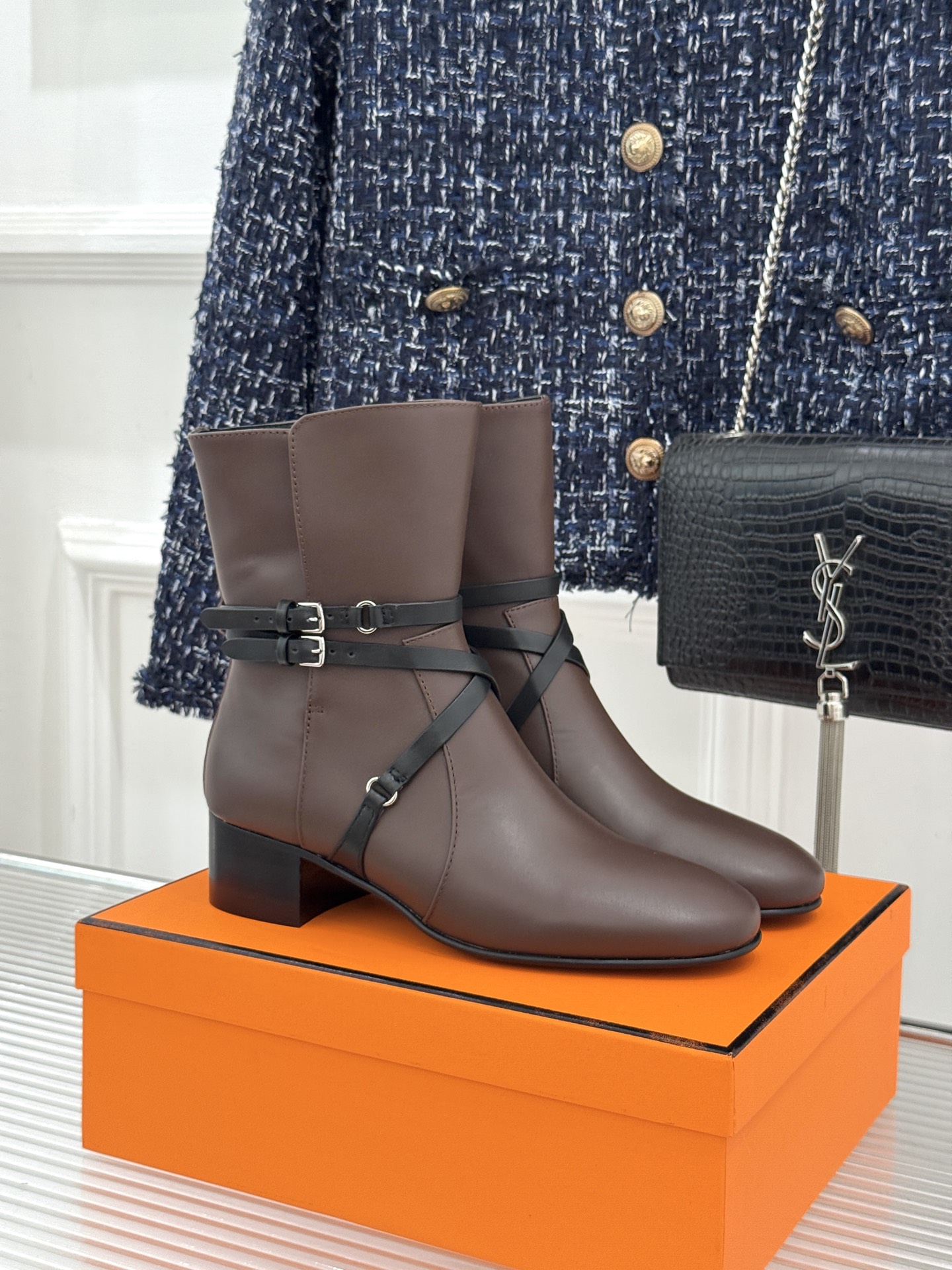 Hermès/爱马仕26WF新品 皮带扣粗跟机车靴靴短靴 交叉皮带扣锁死高级感 粗跟稳踏暴走不累脚 小牛皮质感超细腻 短 Hermès/爱马仕26WF新品 皮带扣粗跟机车靴靴短靴 交叉皮带扣锁死高级感 粗跟稳踏暴走不累脚 小牛皮质感超细腻 短