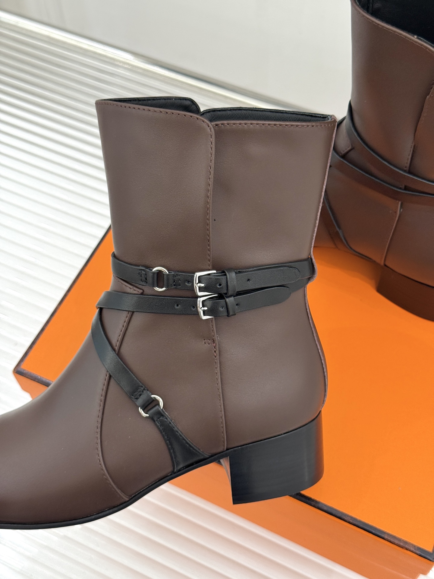 Hermès/爱马仕26WF新品 皮带扣粗跟机车靴靴短靴 交叉皮带扣锁死高级感 粗跟稳踏暴走不累脚 小牛皮质感超细腻 短 Hermès/爱马仕26WF新品 皮带扣粗跟机车靴靴短靴 交叉皮带扣锁死高级感 粗跟稳踏暴走不累脚 小牛皮质感超细腻 短
