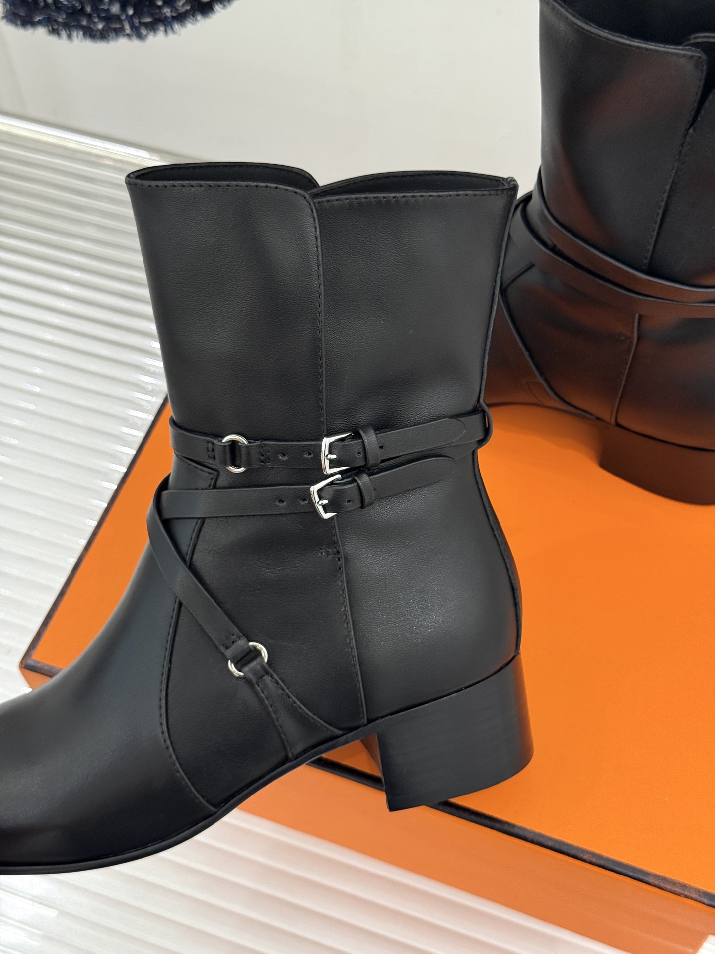 Hermès/爱马仕26WF新品 皮带扣粗跟机车靴靴短靴 交叉皮带扣锁死高级感 粗跟稳踏暴走不累脚 小牛皮质感超细腻 短 Hermès/爱马仕26WF新品 皮带扣粗跟机车靴靴短靴 交叉皮带扣锁死高级感 粗跟稳踏暴走不累脚 小牛皮质感超细腻 短