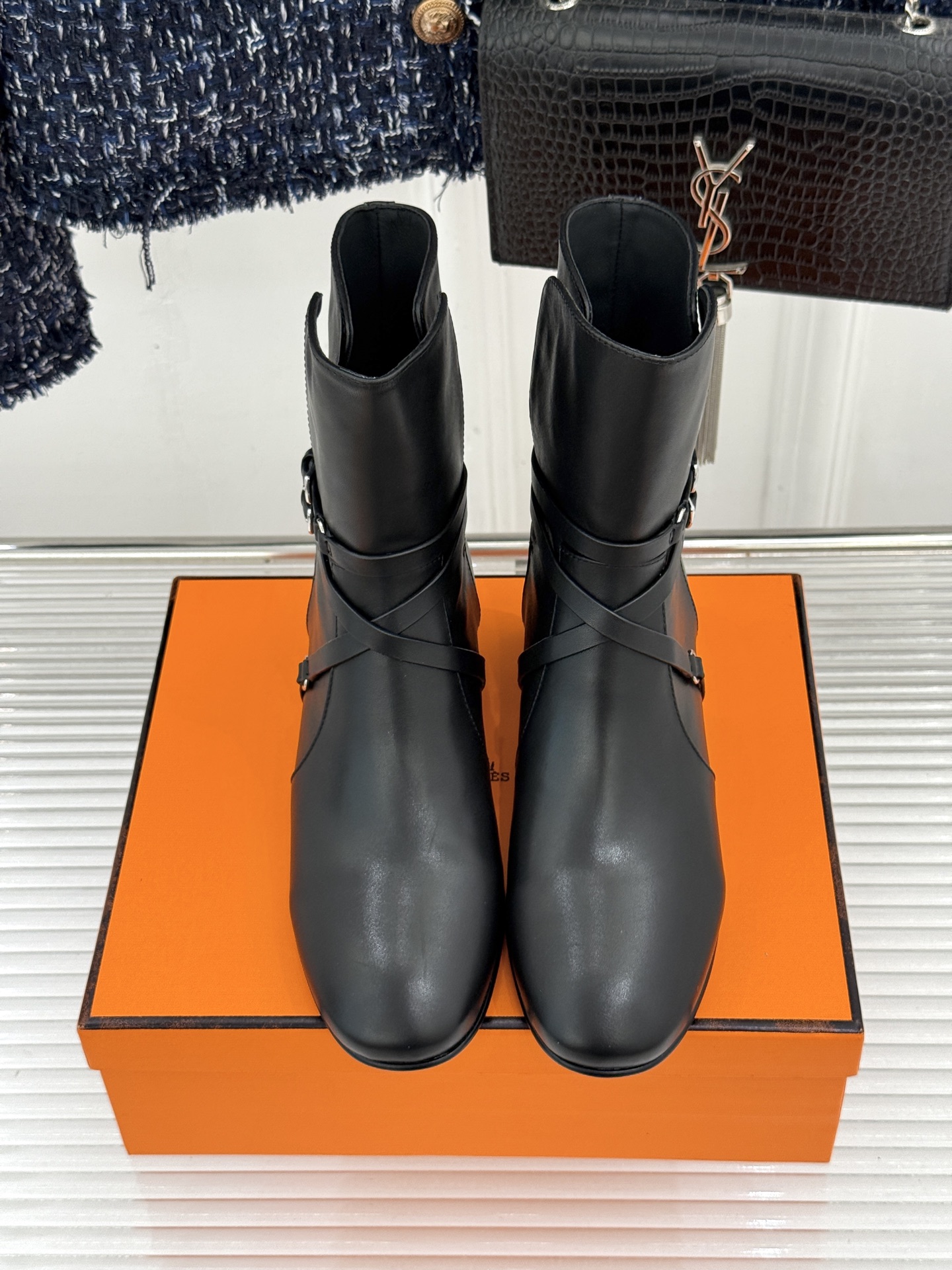 Hermès/爱马仕26WF新品 皮带扣粗跟机车靴靴短靴 交叉皮带扣锁死高级感 粗跟稳踏暴走不累脚 小牛皮质感超细腻 短 Hermès/爱马仕26WF新品 皮带扣粗跟机车靴靴短靴 交叉皮带扣锁死高级感 粗跟稳踏暴走不累脚 小牛皮质感超细腻 短