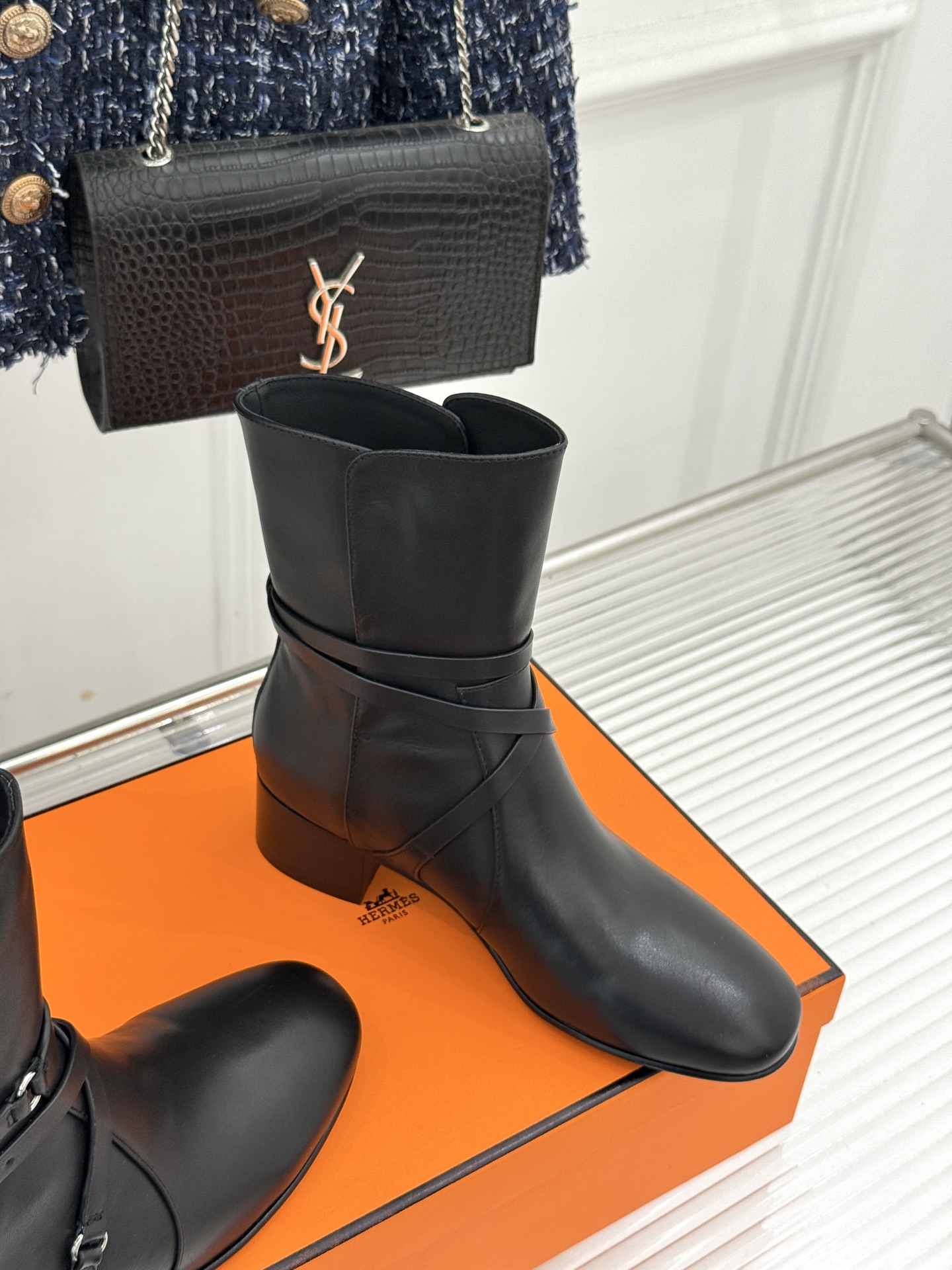 Hermès/爱马仕26WF新品 皮带扣粗跟机车靴靴短靴 交叉皮带扣锁死高级感 粗跟稳踏暴走不累脚 小牛皮质感超细腻 短 Hermès/爱马仕26WF新品 皮带扣粗跟机车靴靴短靴 交叉皮带扣锁死高级感 粗跟稳踏暴走不累脚 小牛皮质感超细腻 短