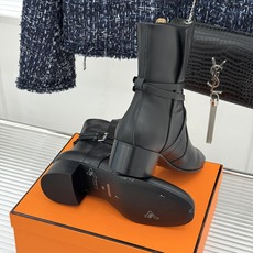 Hermès/爱马仕26WF新品 皮带扣粗跟机车靴靴短靴 交叉皮带扣锁死高级感 粗跟稳踏暴走不累脚 小牛皮质感超细腻 短 Hermès/爱马仕26WF新品 皮带扣粗跟机车靴靴短靴 交叉皮带扣锁死高级感 粗跟稳踏暴走不累脚 小牛皮质感超细腻 短