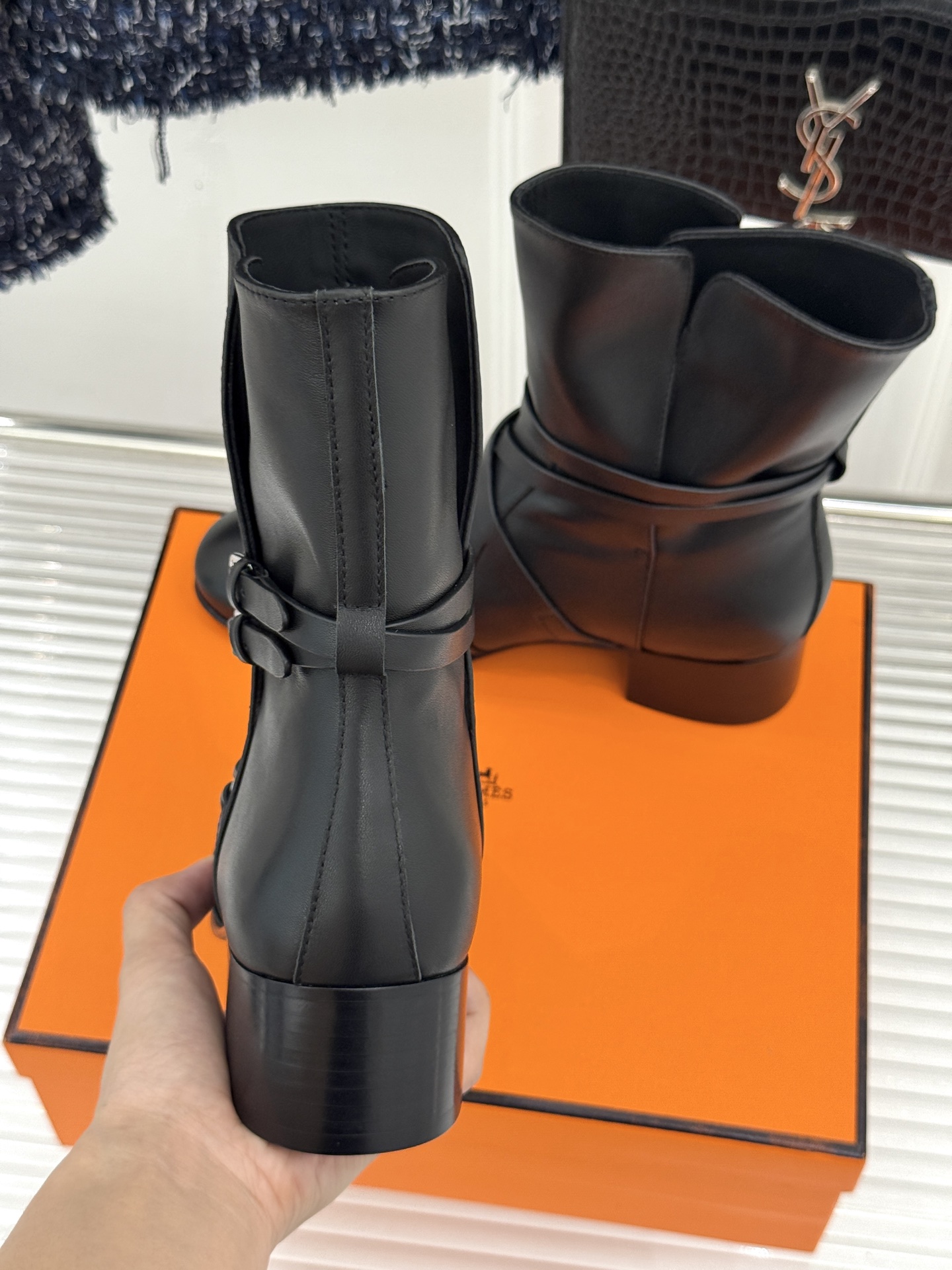 Hermès/爱马仕26WF新品 皮带扣粗跟机车靴靴短靴 交叉皮带扣锁死高级感 粗跟稳踏暴走不累脚 小牛皮质感超细腻 短 Hermès/爱马仕26WF新品 皮带扣粗跟机车靴靴短靴 交叉皮带扣锁死高级感 粗跟稳踏暴走不累脚 小牛皮质感超细腻 短