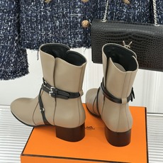 Hermès/爱马仕26WF新品 皮带扣粗跟机车靴靴短靴 交叉皮带扣锁死高级感 粗跟稳踏暴走不累脚 小牛皮质感超细腻 短 Hermès/爱马仕26WF新品 皮带扣粗跟机车靴靴短靴 交叉皮带扣锁死高级感 粗跟稳踏暴走不累脚 小牛皮质感超细腻 短