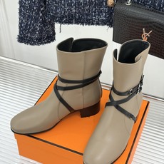 Hermès/爱马仕26WF新品 皮带扣粗跟机车靴靴短靴 交叉皮带扣锁死高级感 粗跟稳踏暴走不累脚 小牛皮质感超细腻 短 Hermès/爱马仕26WF新品 皮带扣粗跟机车靴靴短靴 交叉皮带扣锁死高级感 粗跟稳踏暴走不累脚 小牛皮质感超细腻 短