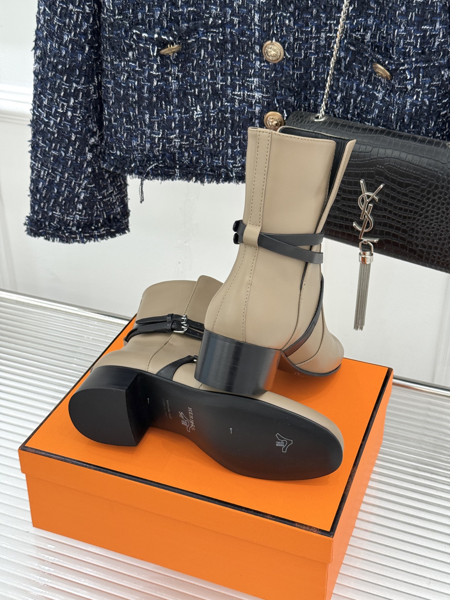 Hermès/爱马仕26WF新品 皮带扣粗跟机车靴靴短靴 交叉皮带扣锁死高级感 粗跟稳踏暴走不累脚 小牛皮质感超细腻 短 Hermès/爱马仕26WF新品 皮带扣粗跟机车靴靴短靴 交叉皮带扣锁死高级感 粗跟稳踏暴走不累脚 小牛皮质感超细腻 短