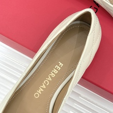 Ferragamo/菲拉格慕26WF新品 菱格蝴蝶结粗跟平底单鞋 蝴蝶结缀着格纹肌理 平底轻盈久站也不累脚 粒面牛皮细腻 Ferragamo/菲拉格慕26WF新品 菱格蝴蝶结粗跟平底单鞋 蝴蝶结缀着格纹肌理 平底轻盈久站也不累脚 粒面牛皮细腻