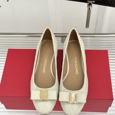Ferragamo/菲拉格慕26WF新品 菱格蝴蝶结粗跟平底单鞋 蝴蝶结缀着格纹肌理 平底轻盈久站也不累脚 粒面牛皮细腻 Ferragamo/菲拉格慕26WF新品 菱格蝴蝶结粗跟平底单鞋 蝴蝶结缀着格纹肌理 平底轻盈久站也不累脚 粒面牛皮细腻