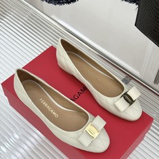 Ferragamo/菲拉格慕26WF新品 菱格蝴蝶结粗跟平底单鞋 蝴蝶结缀着格纹肌理 平底轻盈久站也不累脚 粒面牛皮细腻 Ferragamo/菲拉格慕26WF新品 菱格蝴蝶结粗跟平底单鞋 蝴蝶结缀着格纹肌理 平底轻盈久站也不累脚 粒面牛皮细腻