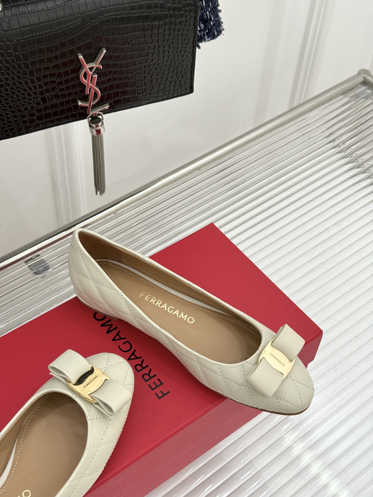 Ferragamo/菲拉格慕26WF新品 菱格蝴蝶结粗跟平底单鞋 蝴蝶结缀着格纹肌理 平底轻盈久站也不累脚 粒面牛皮细腻 Ferragamo/菲拉格慕26WF新品 菱格蝴蝶结粗跟平底单鞋 蝴蝶结缀着格纹肌理 平底轻盈久站也不累脚 粒面牛皮细腻