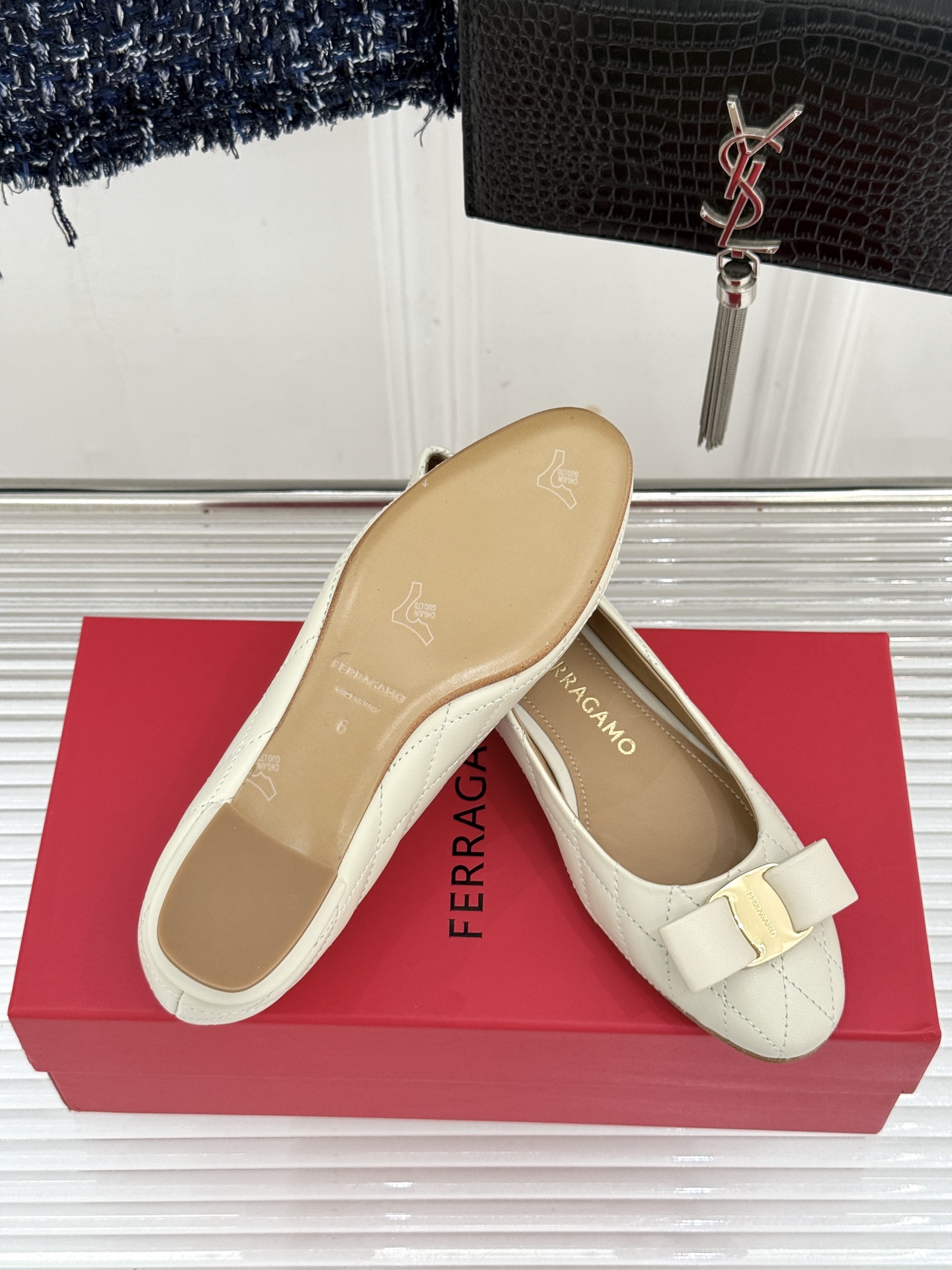 Ferragamo/菲拉格慕26WF新品 菱格蝴蝶结粗跟平底单鞋 蝴蝶结缀着格纹肌理 平底轻盈久站也不累脚 粒面牛皮细腻 Ferragamo/菲拉格慕26WF新品 菱格蝴蝶结粗跟平底单鞋 蝴蝶结缀着格纹肌理 平底轻盈久站也不累脚 粒面牛皮细腻
