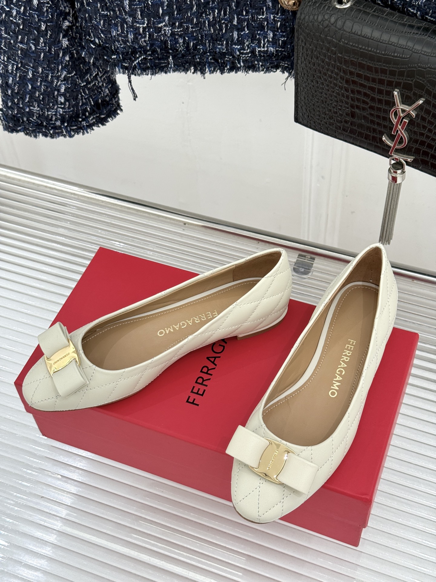 Ferragamo/菲拉格慕26WF新品 菱格蝴蝶结粗跟平底单鞋 蝴蝶结缀着格纹肌理 平底轻盈久站也不累脚 粒面牛皮细腻 Ferragamo/菲拉格慕26WF新品 菱格蝴蝶结粗跟平底单鞋 蝴蝶结缀着格纹肌理 平底轻盈久站也不累脚 粒面牛皮细腻