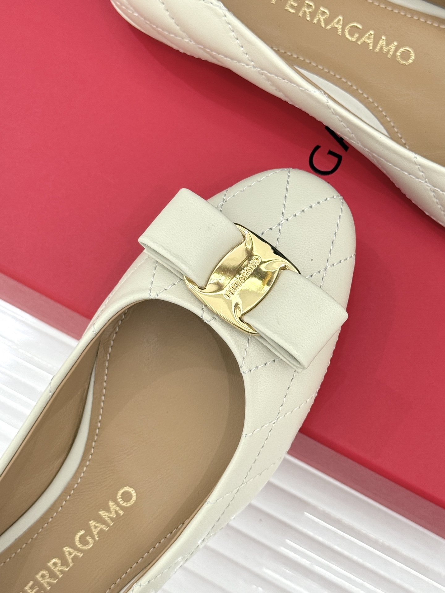 Ferragamo/菲拉格慕26WF新品 菱格蝴蝶结粗跟平底单鞋 蝴蝶结缀着格纹肌理 平底轻盈久站也不累脚 粒面牛皮细腻 Ferragamo/菲拉格慕26WF新品 菱格蝴蝶结粗跟平底单鞋 蝴蝶结缀着格纹肌理 平底轻盈久站也不累脚 粒面牛皮细腻