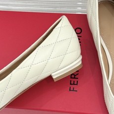 Ferragamo/菲拉格慕26WF新品 菱格蝴蝶结粗跟平底单鞋 蝴蝶结缀着格纹肌理 平底轻盈久站也不累脚 粒面牛皮细腻 Ferragamo/菲拉格慕26WF新品 菱格蝴蝶结粗跟平底单鞋 蝴蝶结缀着格纹肌理 平底轻盈久站也不累脚 粒面牛皮细腻