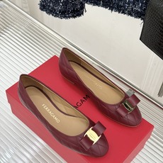 Ferragamo/菲拉格慕26WF新品 菱格蝴蝶结粗跟平底单鞋 蝴蝶结缀着格纹肌理 平底轻盈久站也不累脚 粒面牛皮细腻 Ferragamo/菲拉格慕26WF新品 菱格蝴蝶结粗跟平底单鞋 蝴蝶结缀着格纹肌理 平底轻盈久站也不累脚 粒面牛皮细腻