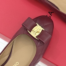 Ferragamo/菲拉格慕26WF新品 菱格蝴蝶结粗跟平底单鞋 蝴蝶结缀着格纹肌理 平底轻盈久站也不累脚 粒面牛皮细腻 Ferragamo/菲拉格慕26WF新品 菱格蝴蝶结粗跟平底单鞋 蝴蝶结缀着格纹肌理 平底轻盈久站也不累脚 粒面牛皮细腻