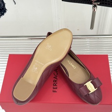 Ferragamo/菲拉格慕26WF新品 菱格蝴蝶结粗跟平底单鞋 蝴蝶结缀着格纹肌理 平底轻盈久站也不累脚 粒面牛皮细腻 Ferragamo/菲拉格慕26WF新品 菱格蝴蝶结粗跟平底单鞋 蝴蝶结缀着格纹肌理 平底轻盈久站也不累脚 粒面牛皮细腻