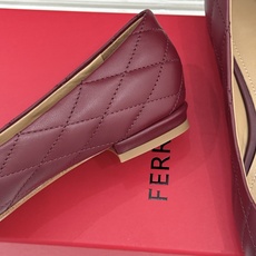 Ferragamo/菲拉格慕26WF新品 菱格蝴蝶结粗跟平底单鞋 蝴蝶结缀着格纹肌理 平底轻盈久站也不累脚 粒面牛皮细腻 Ferragamo/菲拉格慕26WF新品 菱格蝴蝶结粗跟平底单鞋 蝴蝶结缀着格纹肌理 平底轻盈久站也不累脚 粒面牛皮细腻