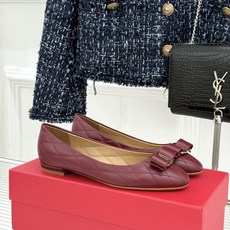 Ferragamo/菲拉格慕26WF新品 菱格蝴蝶结粗跟平底单鞋 蝴蝶结缀着格纹肌理 平底轻盈久站也不累脚 粒面牛皮细腻 Ferragamo/菲拉格慕26WF新品 菱格蝴蝶结粗跟平底单鞋 蝴蝶结缀着格纹肌理 平底轻盈久站也不累脚 粒面牛皮细腻