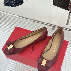 Ferragamo/菲拉格慕26WF新品 菱格蝴蝶结粗跟平底单鞋 蝴蝶结缀着格纹肌理 平底轻盈久站也不累脚 粒面牛皮细腻 Ferragamo/菲拉格慕26WF新品 菱格蝴蝶结粗跟平底单鞋 蝴蝶结缀着格纹肌理 平底轻盈久站也不累脚 粒面牛皮细腻