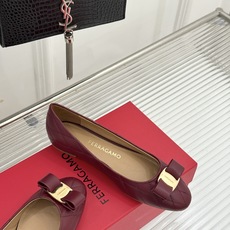 Ferragamo/菲拉格慕26WF新品 菱格蝴蝶结粗跟平底单鞋 蝴蝶结缀着格纹肌理 平底轻盈久站也不累脚 粒面牛皮细腻 Ferragamo/菲拉格慕26WF新品 菱格蝴蝶结粗跟平底单鞋 蝴蝶结缀着格纹肌理 平底轻盈久站也不累脚 粒面牛皮细腻