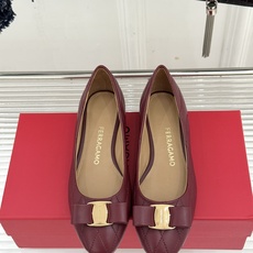 Ferragamo/菲拉格慕26WF新品 菱格蝴蝶结粗跟平底单鞋 蝴蝶结缀着格纹肌理 平底轻盈久站也不累脚 粒面牛皮细腻 Ferragamo/菲拉格慕26WF新品 菱格蝴蝶结粗跟平底单鞋 蝴蝶结缀着格纹肌理 平底轻盈久站也不累脚 粒面牛皮细腻