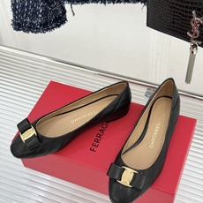 Ferragamo/菲拉格慕26WF新品 菱格蝴蝶结粗跟平底单鞋 蝴蝶结缀着格纹肌理 平底轻盈久站也不累脚 粒面牛皮细腻 Ferragamo/菲拉格慕26WF新品 菱格蝴蝶结粗跟平底单鞋 蝴蝶结缀着格纹肌理 平底轻盈久站也不累脚 粒面牛皮细腻