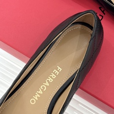 Ferragamo/菲拉格慕26WF新品 菱格蝴蝶结粗跟平底单鞋 蝴蝶结缀着格纹肌理 平底轻盈久站也不累脚 粒面牛皮细腻 Ferragamo/菲拉格慕26WF新品 菱格蝴蝶结粗跟平底单鞋 蝴蝶结缀着格纹肌理 平底轻盈久站也不累脚 粒面牛皮细腻