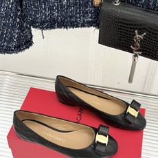 Ferragamo/菲拉格慕26WF新品 菱格蝴蝶结粗跟平底单鞋 蝴蝶结缀着格纹肌理 平底轻盈久站也不累脚 粒面牛皮细腻 Ferragamo/菲拉格慕26WF新品 菱格蝴蝶结粗跟平底单鞋 蝴蝶结缀着格纹肌理 平底轻盈久站也不累脚 粒面牛皮细腻