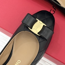 Ferragamo/菲拉格慕26WF新品 菱格蝴蝶结粗跟平底单鞋 蝴蝶结缀着格纹肌理 平底轻盈久站也不累脚 粒面牛皮细腻 Ferragamo/菲拉格慕26WF新品 菱格蝴蝶结粗跟平底单鞋 蝴蝶结缀着格纹肌理 平底轻盈久站也不累脚 粒面牛皮细腻