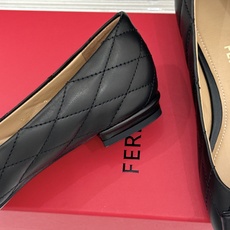 Ferragamo/菲拉格慕26WF新品 菱格蝴蝶结粗跟平底单鞋 蝴蝶结缀着格纹肌理 平底轻盈久站也不累脚 粒面牛皮细腻 Ferragamo/菲拉格慕26WF新品 菱格蝴蝶结粗跟平底单鞋 蝴蝶结缀着格纹肌理 平底轻盈久站也不累脚 粒面牛皮细腻