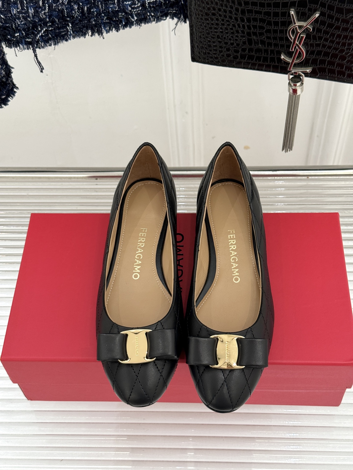 Ferragamo/菲拉格慕26WF新品 菱格蝴蝶结粗跟平底单鞋 蝴蝶结缀着格纹肌理 平底轻盈久站也不累脚 粒面牛皮细腻 Ferragamo/菲拉格慕26WF新品 菱格蝴蝶结粗跟平底单鞋 蝴蝶结缀着格纹肌理 平底轻盈久站也不累脚 粒面牛皮细腻