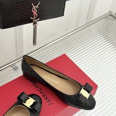 Ferragamo/菲拉格慕26WF新品 菱格蝴蝶结粗跟平底单鞋 蝴蝶结缀着格纹肌理 平底轻盈久站也不累脚 粒面牛皮细腻 Ferragamo/菲拉格慕26WF新品 菱格蝴蝶结粗跟平底单鞋 蝴蝶结缀着格纹肌理 平底轻盈久站也不累脚 粒面牛皮细腻