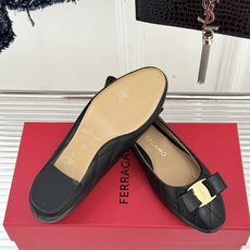 Ferragamo/菲拉格慕26WF新品 菱格蝴蝶结粗跟平底单鞋 蝴蝶结缀着格纹肌理 平底轻盈久站也不累脚 粒面牛皮细腻 Ferragamo/菲拉格慕26WF新品 菱格蝴蝶结粗跟平底单鞋 蝴蝶结缀着格纹肌理 平底轻盈久站也不累脚 粒面牛皮细腻
