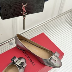 Ferragamo/菲拉格慕26WF新品 菱格蝴蝶结粗跟平底单鞋 蝴蝶结缀着格纹肌理 平底轻盈久站也不累脚 粒面牛皮细腻 Ferragamo/菲拉格慕26WF新品 菱格蝴蝶结粗跟平底单鞋 蝴蝶结缀着格纹肌理 平底轻盈久站也不累脚 粒面牛皮细腻