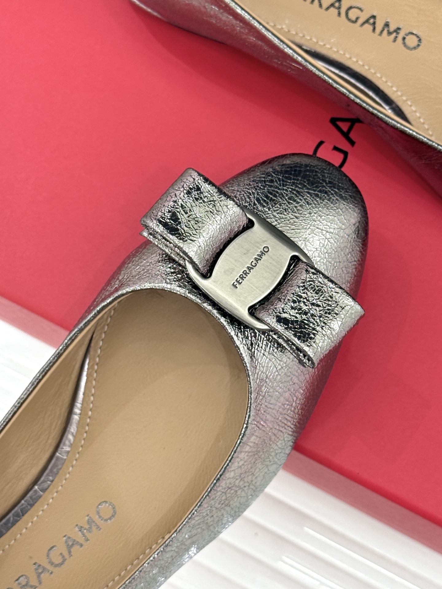 Ferragamo/菲拉格慕26WF新品 菱格蝴蝶结粗跟平底单鞋 蝴蝶结缀着格纹肌理 平底轻盈久站也不累脚 粒面牛皮细腻 Ferragamo/菲拉格慕26WF新品 菱格蝴蝶结粗跟平底单鞋 蝴蝶结缀着格纹肌理 平底轻盈久站也不累脚 粒面牛皮细腻