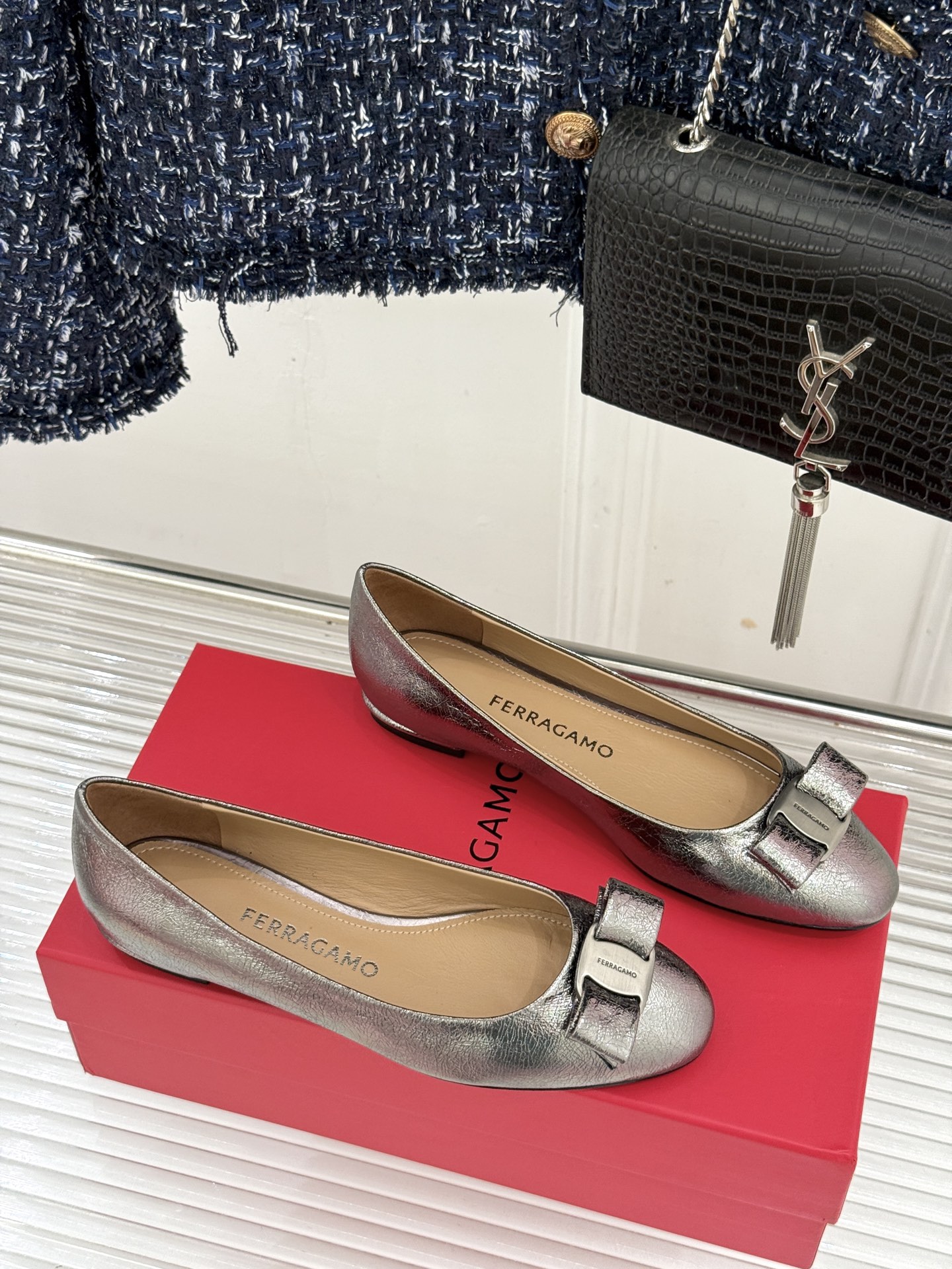 Ferragamo/菲拉格慕26WF新品 菱格蝴蝶结粗跟平底单鞋 蝴蝶结缀着格纹肌理 平底轻盈久站也不累脚 粒面牛皮细腻 Ferragamo/菲拉格慕26WF新品 菱格蝴蝶结粗跟平底单鞋 蝴蝶结缀着格纹肌理 平底轻盈久站也不累脚 粒面牛皮细腻