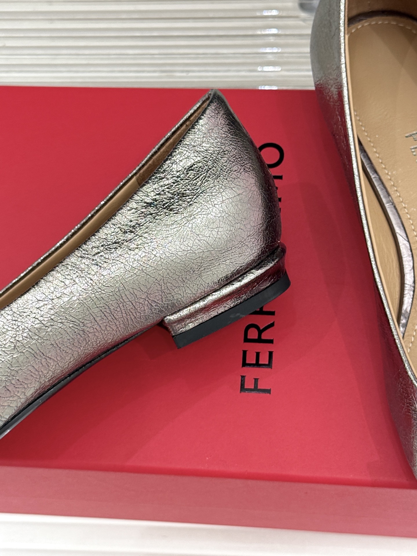 Ferragamo/菲拉格慕26WF新品 菱格蝴蝶结粗跟平底单鞋 蝴蝶结缀着格纹肌理 平底轻盈久站也不累脚 粒面牛皮细腻 Ferragamo/菲拉格慕26WF新品 菱格蝴蝶结粗跟平底单鞋 蝴蝶结缀着格纹肌理 平底轻盈久站也不累脚 粒面牛皮细腻