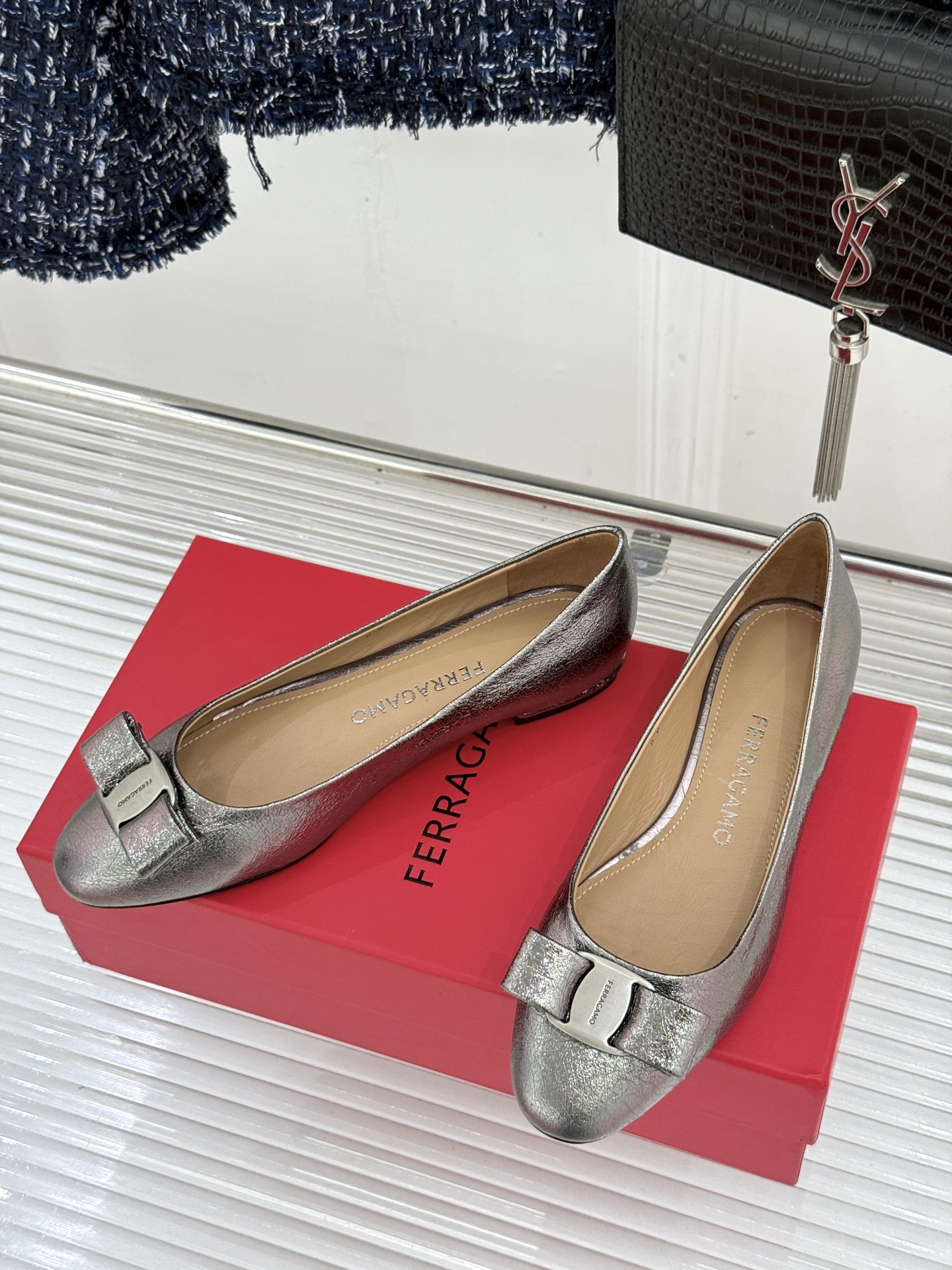 Ferragamo/菲拉格慕26WF新品 菱格蝴蝶结粗跟平底单鞋 蝴蝶结缀着格纹肌理 平底轻盈久站也不累脚 粒面牛皮细腻 Ferragamo/菲拉格慕26WF新品 菱格蝴蝶结粗跟平底单鞋 蝴蝶结缀着格纹肌理 平底轻盈久站也不累脚 粒面牛皮细腻