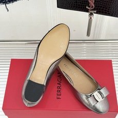 Ferragamo/菲拉格慕26WF新品 菱格蝴蝶结粗跟平底单鞋 蝴蝶结缀着格纹肌理 平底轻盈久站也不累脚 粒面牛皮细腻 Ferragamo/菲拉格慕26WF新品 菱格蝴蝶结粗跟平底单鞋 蝴蝶结缀着格纹肌理 平底轻盈久站也不累脚 粒面牛皮细腻