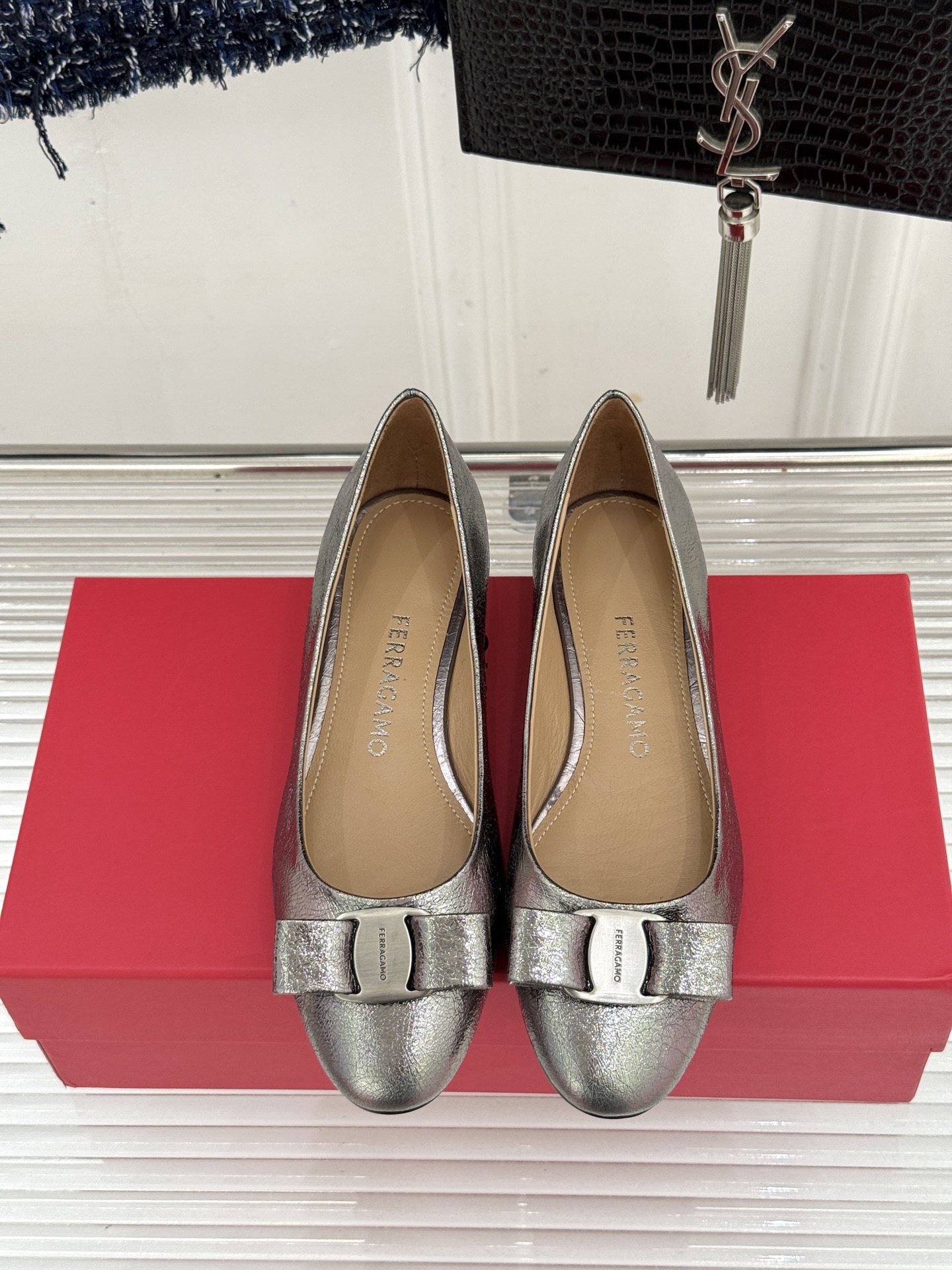 Ferragamo/菲拉格慕26WF新品 菱格蝴蝶结粗跟平底单鞋 蝴蝶结缀着格纹肌理 平底轻盈久站也不累脚 粒面牛皮细腻 Ferragamo/菲拉格慕26WF新品 菱格蝴蝶结粗跟平底单鞋 蝴蝶结缀着格纹肌理 平底轻盈久站也不累脚 粒面牛皮细腻