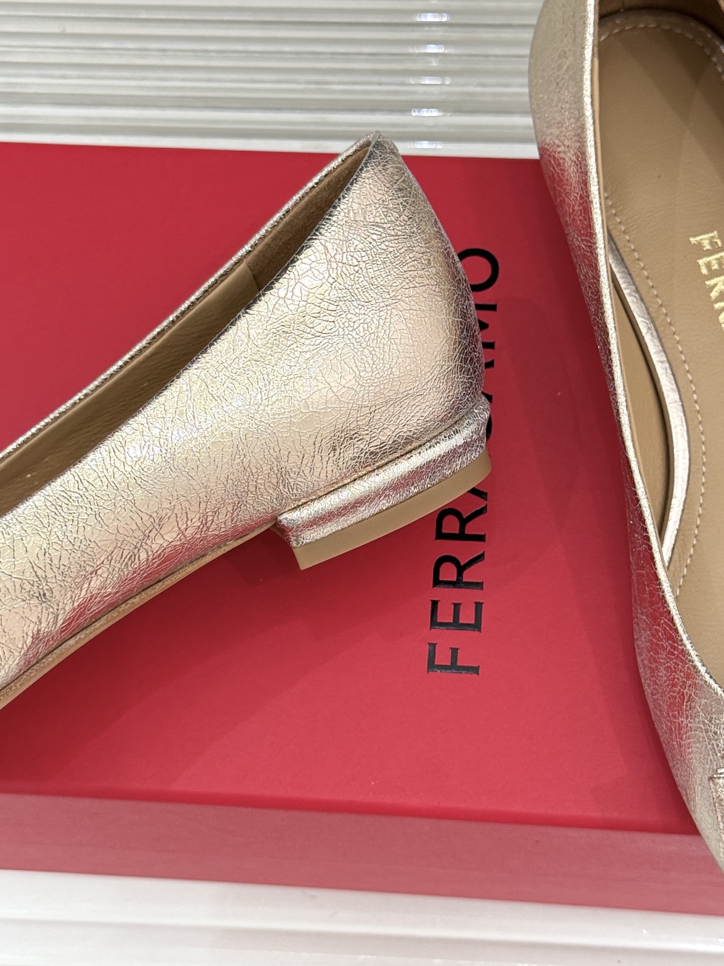 Ferragamo/菲拉格慕26WF新品 菱格蝴蝶结粗跟平底单鞋 蝴蝶结缀着格纹肌理 平底轻盈久站也不累脚 粒面牛皮细腻